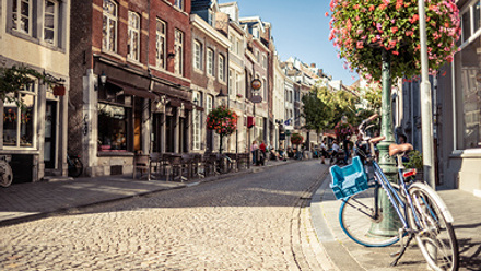 Maastricht straat met fiets