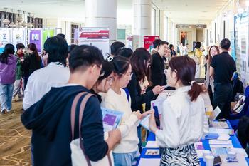 Participants networking at the SETAC Tianjin meeting